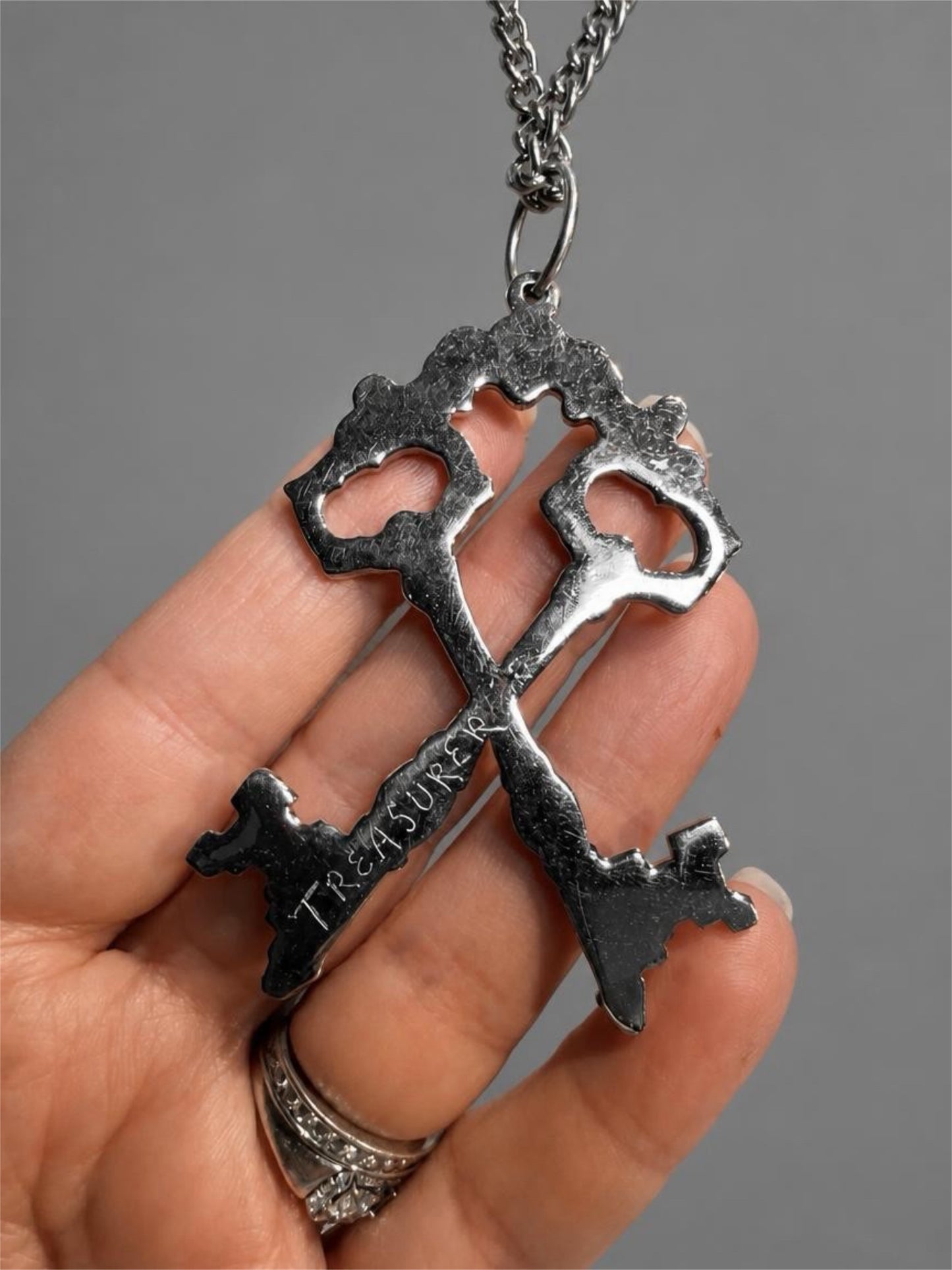 VINTAGE MASONIC CROSSED KEYS NECKLACE