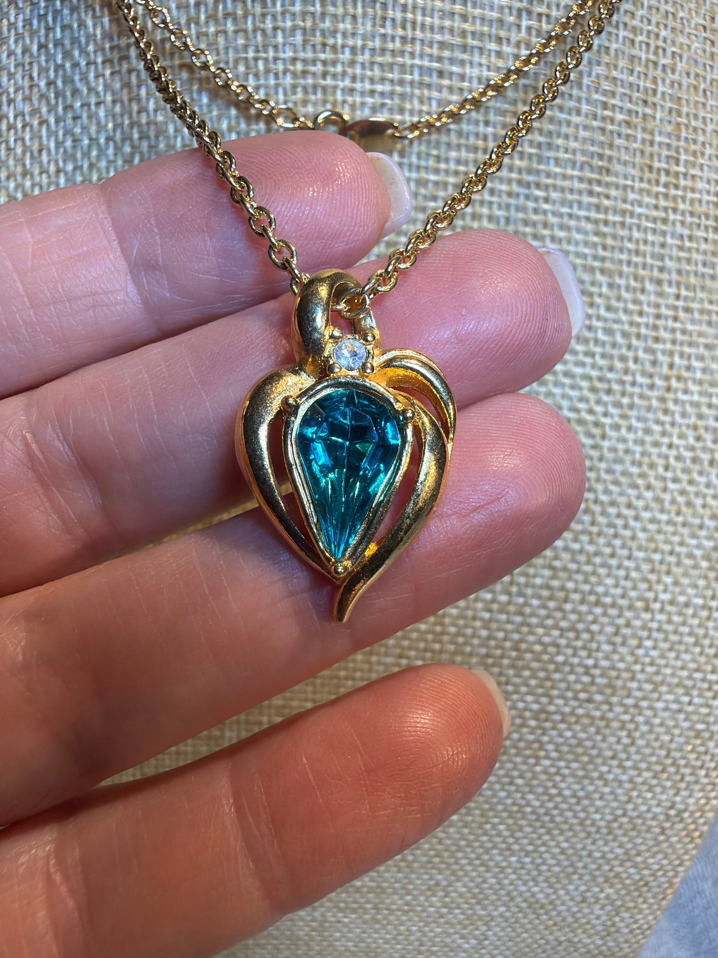 1994 AVON BLUE RHINESTONE IN GOLD NECKLACE