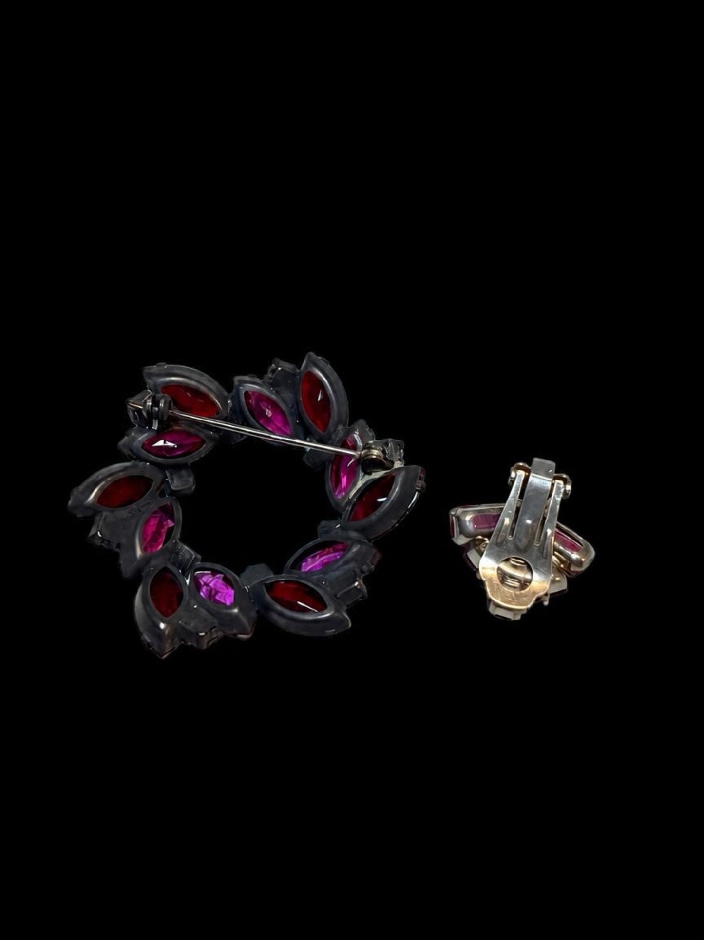 VINTAGE UNKNOWN MAKER GLASS EARRING & BROOCH SET