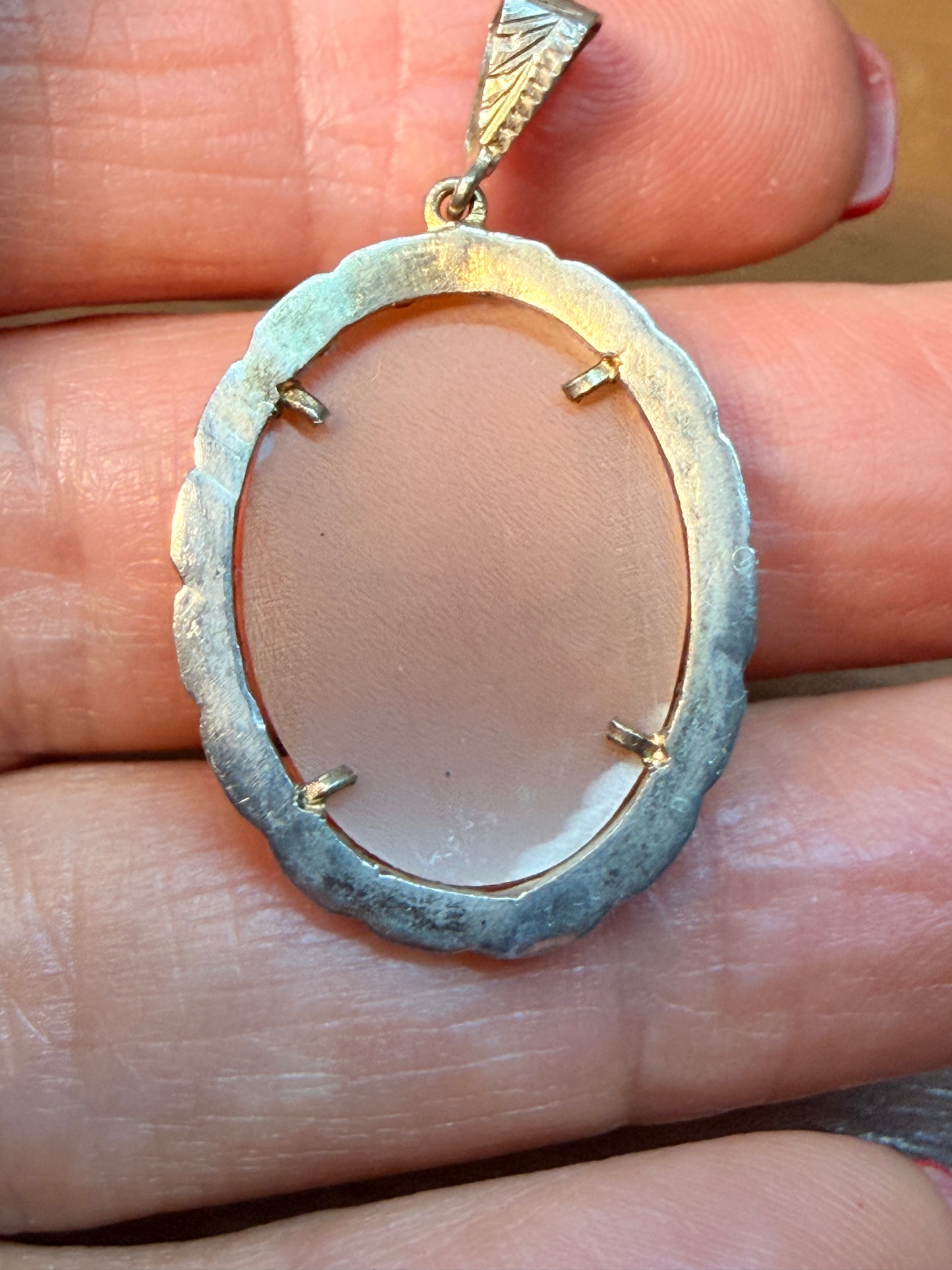 VINTAGE STERLING AND SHELL CAMEO PENDANT