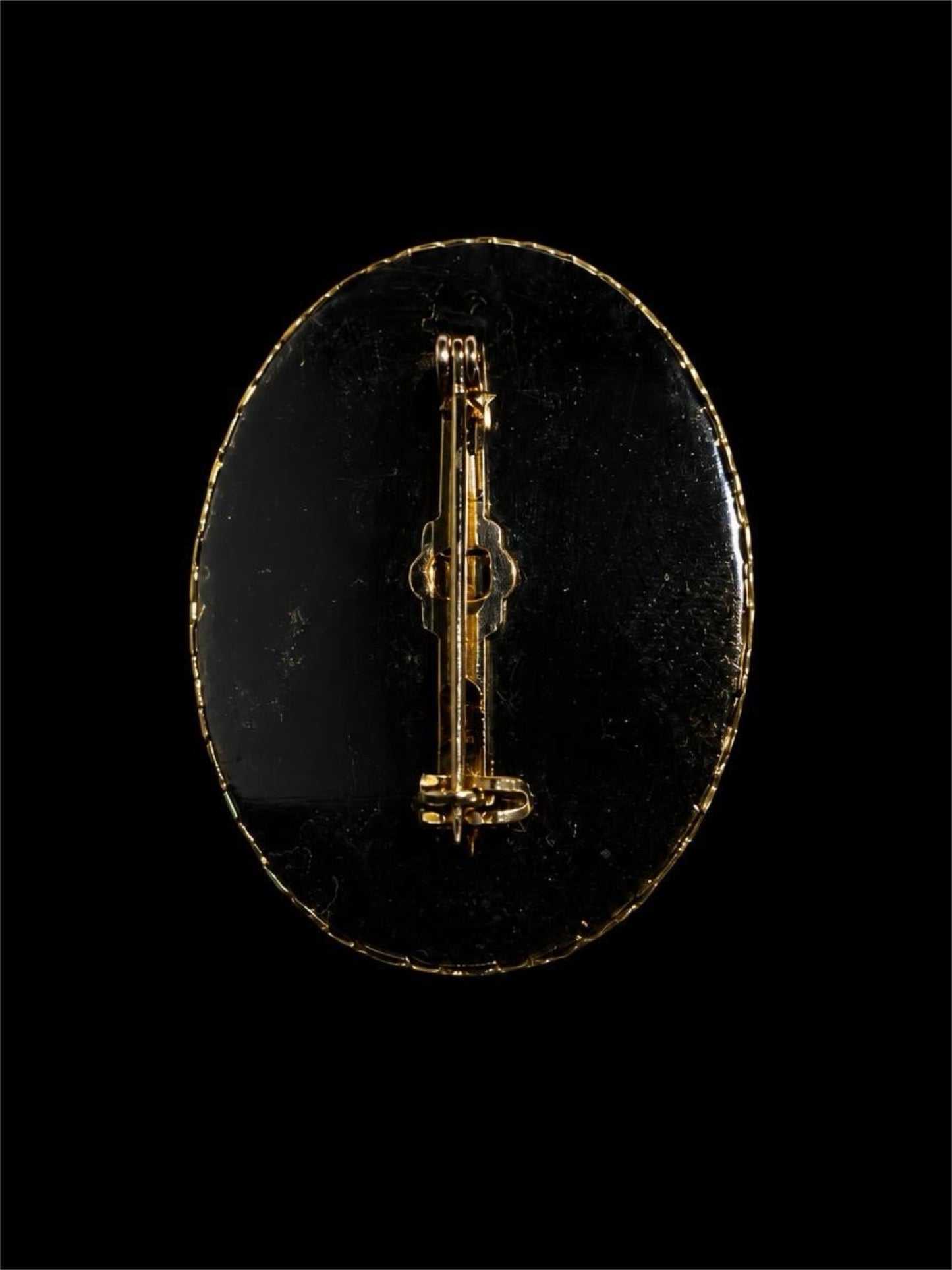 VINTAGE DARK GLASS CAMEO BROOCH