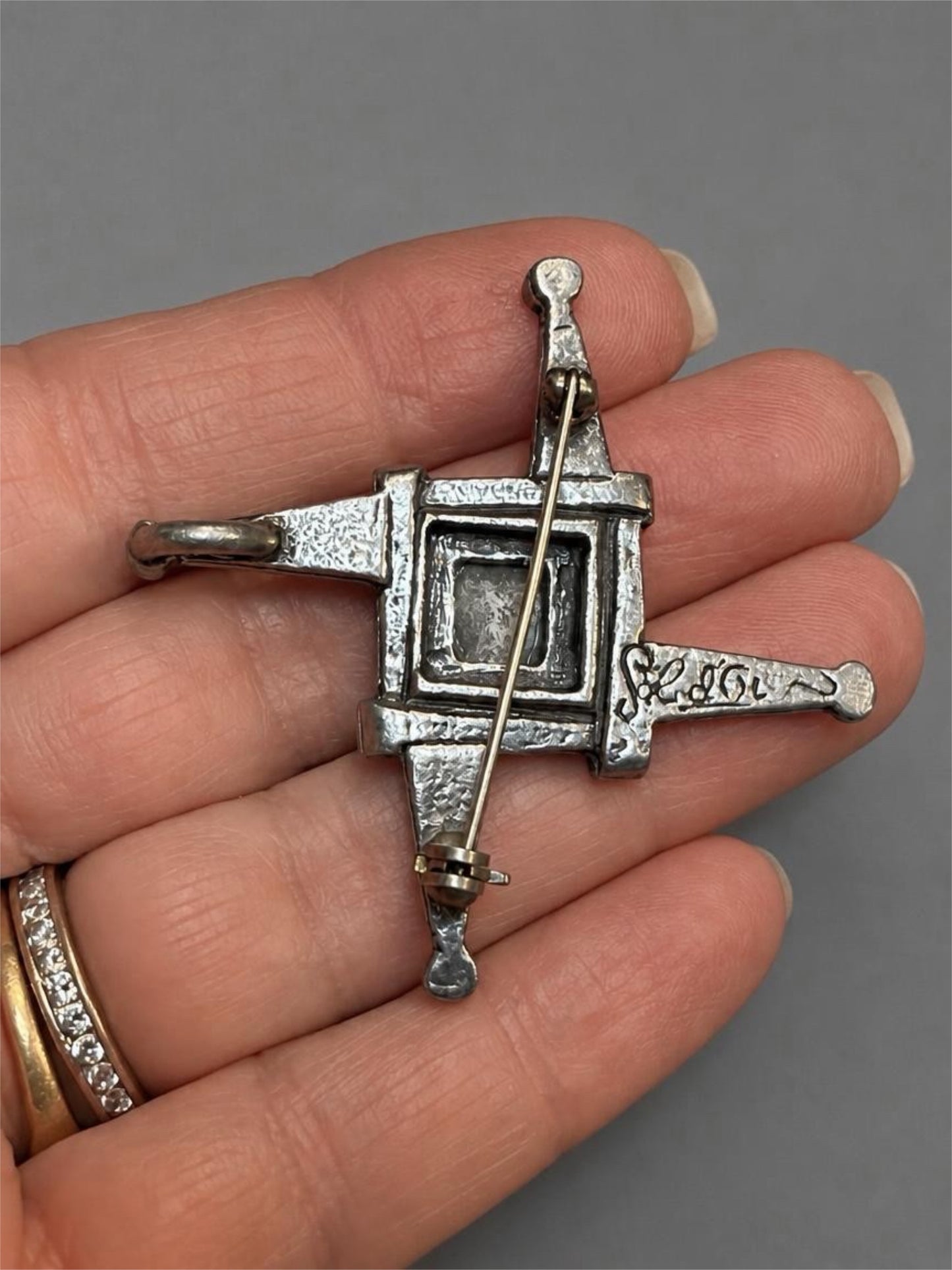 SOL D' OR ST. BRIGIDS CROSS, PEWTER & AGATE BROOCH OR PENDANT