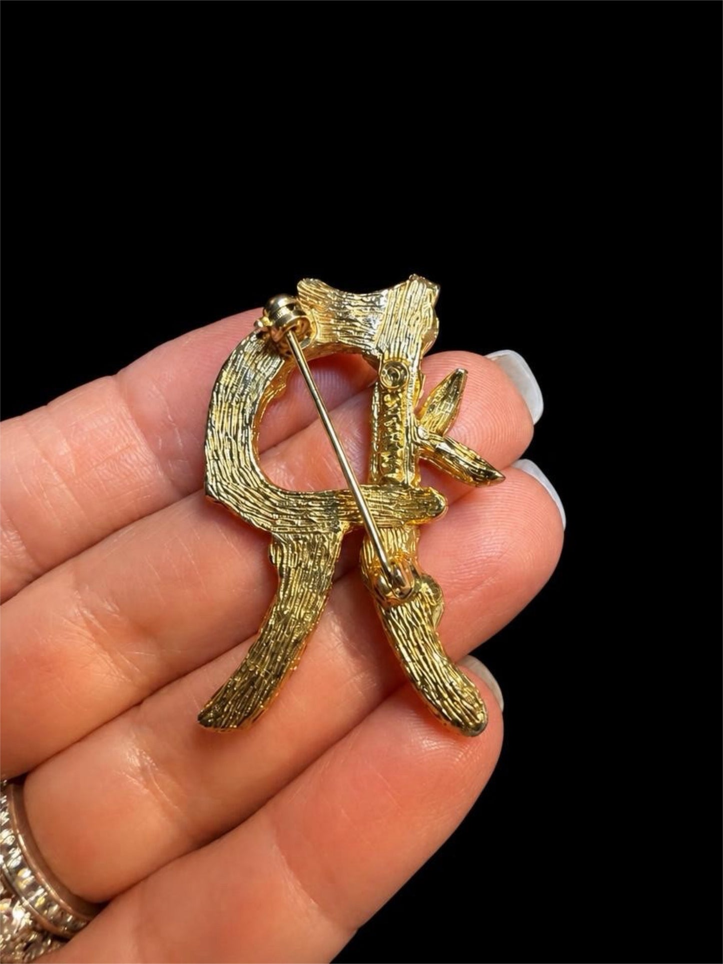 VINTAGE SARAH COVENTRY GOLD "R" BROOCH