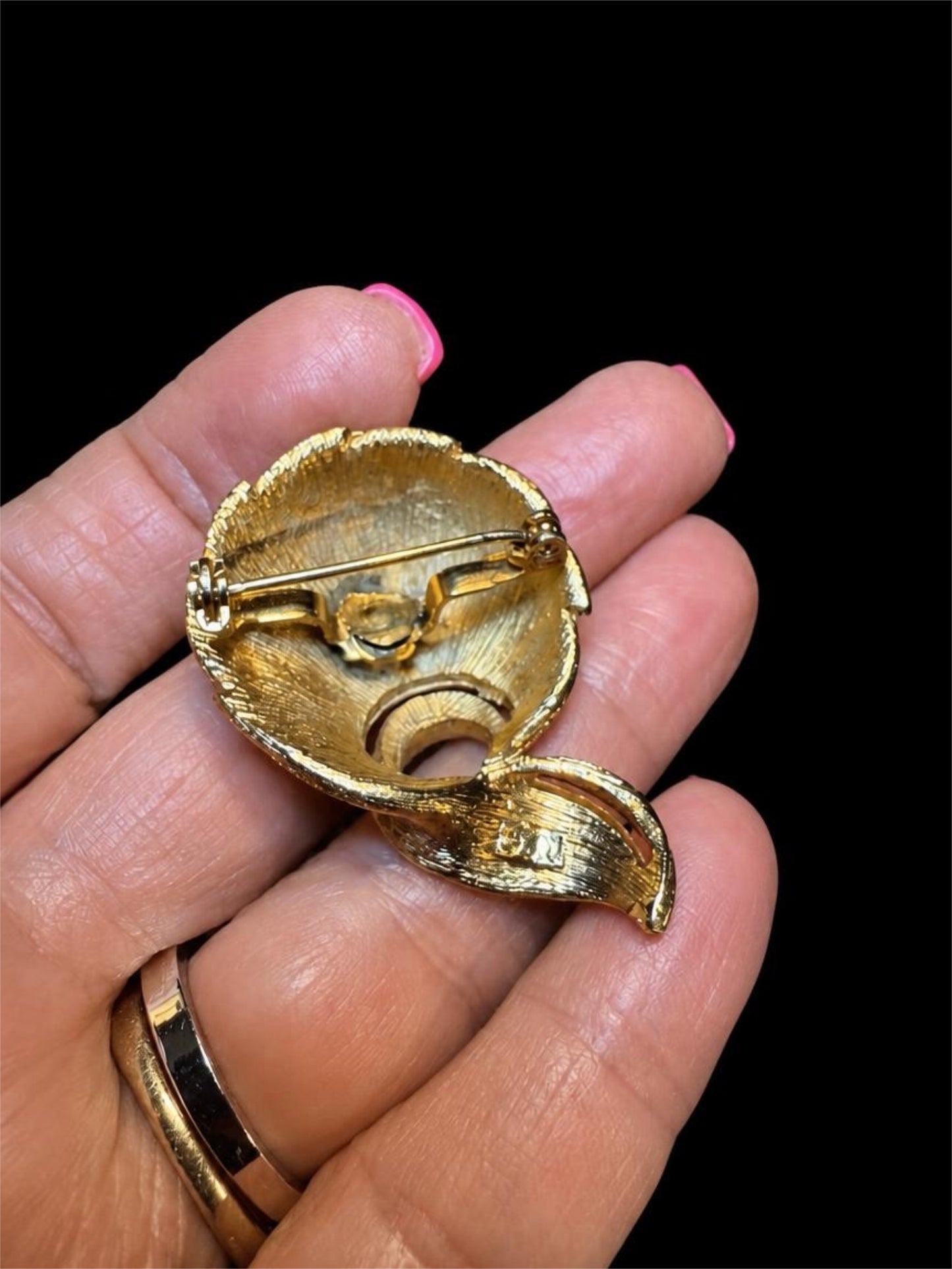 JJ JONETTE BRUSHED GOLD BROOCH