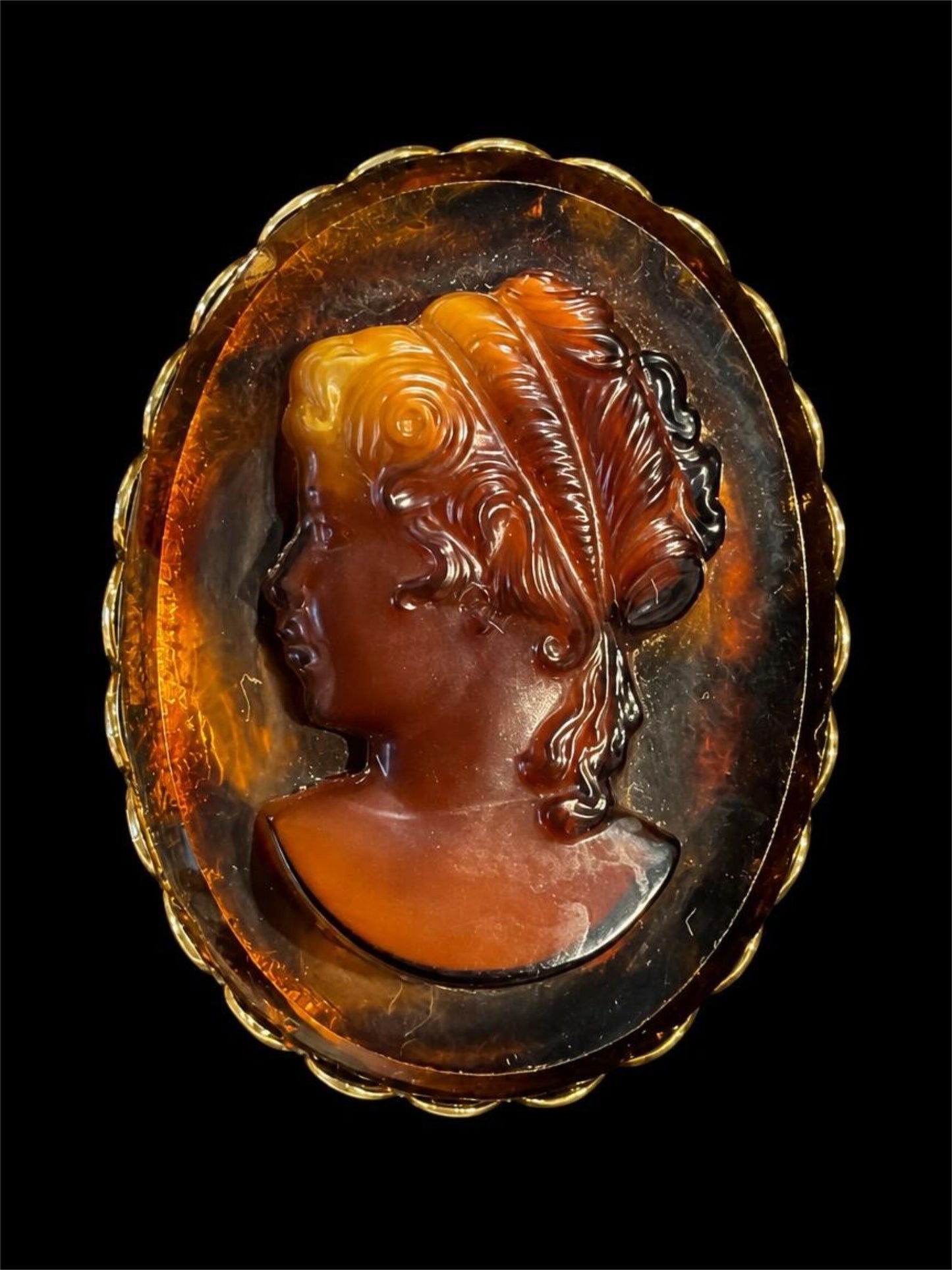 VINTAGE DARK GLASS CAMEO BROOCH