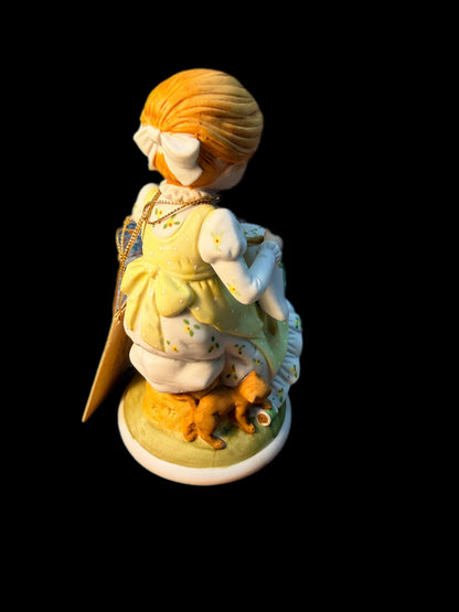 VINTAGE HOLLY HOBBIE PORCELAIN  "A STITCH IN TIME" FIG