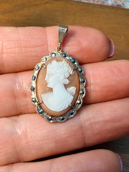 VINTAGE STERLING AND SHELL CAMEO PENDANT